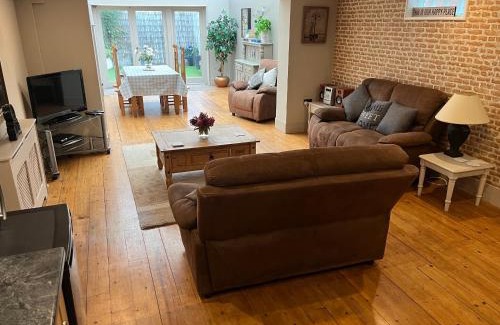 Chesterfield House | Large 2-Bed House Derbyshire off Chatsworth rd