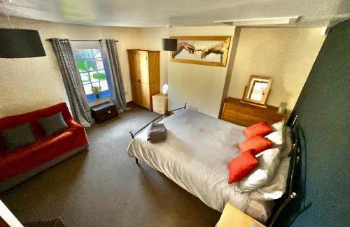 Chesterfield House | Large 2-Bed House Derbyshire off Chatsworth rd