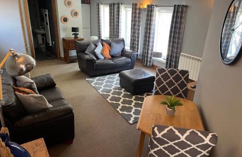 Chesterfield House | Large 2-Bed House Derbyshire off Chatsworth rd