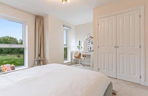 Acresford Apartment | Large 2-Bed House next to Warwick Uni 2x Parking