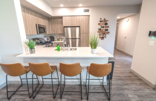 Camarillo Apartment | Large 2BD 👑 SMART TVs 📺WiFi⚡Full Kitchen☕ Coffee