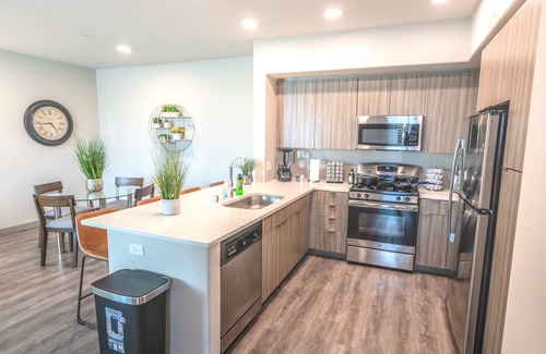 Camarillo Apartment | Large 2BD 👑 SMART TVs 📺WiFi⚡Full Kitchen☕ Coffee