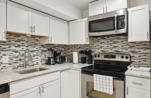 Le Droit Park Apartment | Large, 2BR/1BA with AC/TV/Internet/Laundry