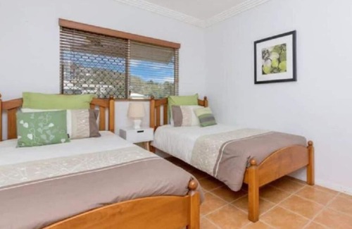 Belgian Gardens Apartment | Large 3 bed,2 Bath Waterfront Esplanade