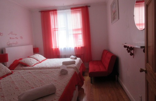Queens House | LARGE 3 BEDROOMS 20 MIN TO MANHATTAN