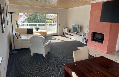 Munchen District Apartment | Large 3-BR Apt for 6 - direct train to Oktoberfest
