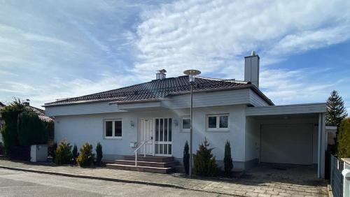 Munchen District Apartment | Large 3-BR Apt for 6 - direct train to Oktoberfest