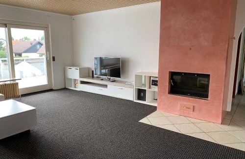 Munchen District Apartment | Large 3-BR Apt for 6 - direct train to Oktoberfest