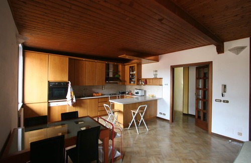 Lonato del Garda House | Large 3-storey house with garden inside a historic town in the South Garda lake area