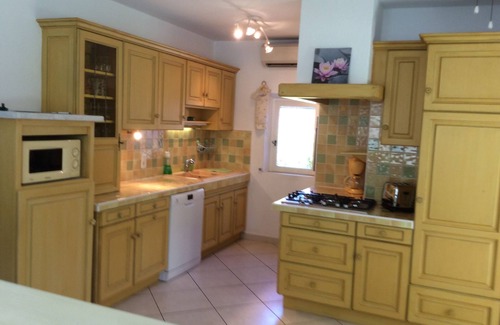 Robion Villa | large 315 m2 air-conditioned villa with infinity pool at the foot of the Luberon