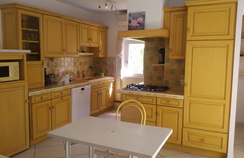 Robion Villa | large 315 m2 air-conditioned villa with infinity pool at the foot of the Luberon