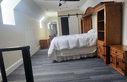 South Richmond House | Large 4-bedroom House With Tesla Charging Station Add Tesla car for your stay