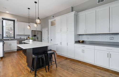 Old Town Apartment | Large 4BR/3BA Safe Old Town Location Walk Everywhere