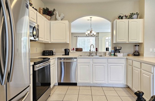 Windsor Hills House | large 6/4 home, free pool heat, 3 miles to Disney