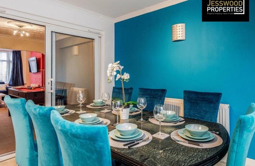 Luton House | Large 6 Bedroom Contractor House by Jesswood Properties ShortLets For Groups, Business And Leisure With Free Parking, Wifi and Pool Table