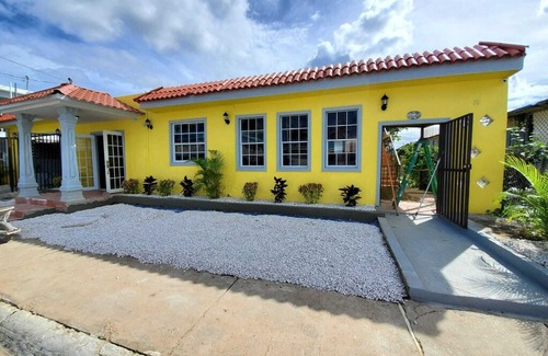 Palmas House | LARGE 8BR Sleeps 38 People with over 3000 SQ FT