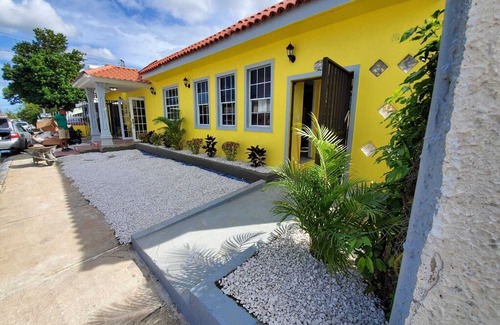 Palmas House | LARGE 8BR Sleeps 38 People with over 3000 SQ FT
