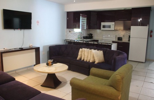 Palmas House | LARGE 8BR Sleeps 38 People with over 3000 SQ FT