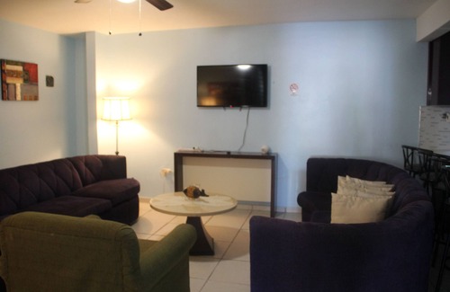 Palmas House | LARGE 8BR Sleeps 38 People with over 3000 SQ FT