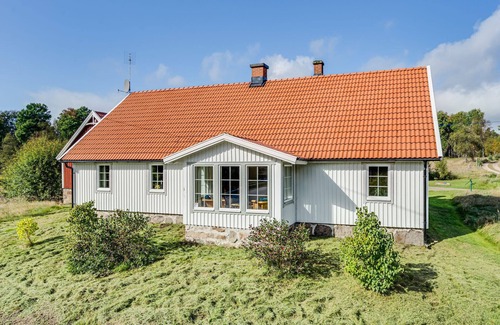Knared House | Large and modern house with indoor pool | SE02004