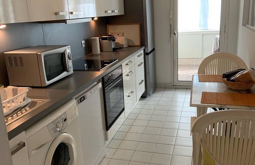 Prado - Republique Apartment | Large apt 4 persons, quiet, airy, comfortable, swimming pool, garage, near beaches