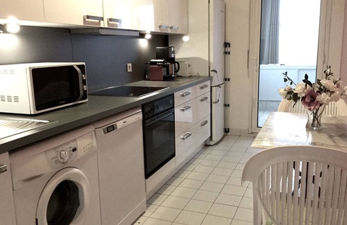 Prado - Republique Apartment | Large apt 4 persons, quiet, airy, comfortable, swimming pool, garage, near beaches