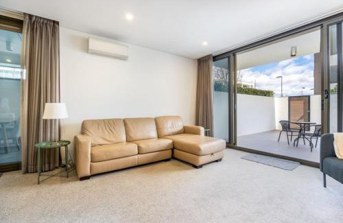 Barton Apartment | Large Barton Courtyard Apartment near Parliament - Hosted by Canstay