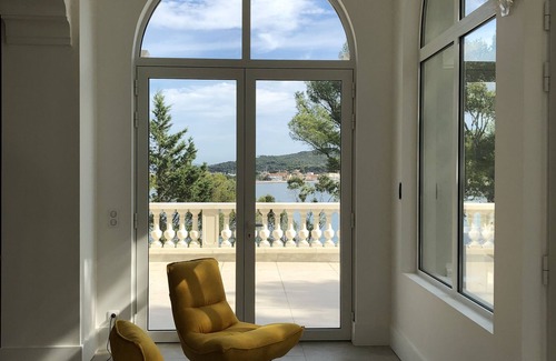 La Seyne-sur-Mer House | Large beachfront property with hotel services