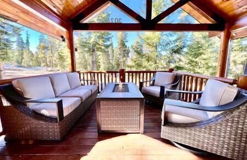 Duck Creek Village House | Large Cabin, In The Trees, Lots of Parking, adventure, and wildlife viewing