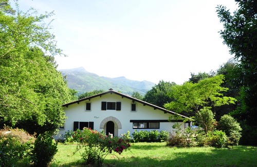 Ascain House | Large character house, exceptional view of the Rhune, 1 hectare, swimming pool