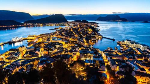 Alesund Apartment | Large city apartment with sea view and parking