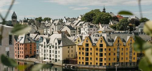 Alesund Apartment | Large city apartment with sea view and parking