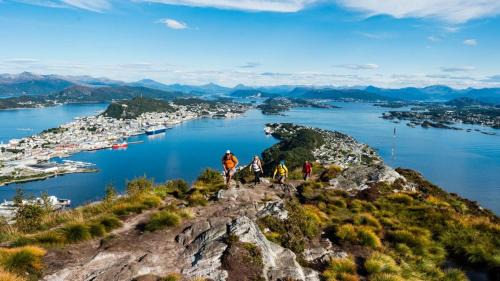 Alesund Apartment | Large city apartment with sea view and parking