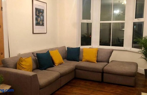 Grangetown House | Large CityCentre Townhouse & Pool Table with Offroad Parking