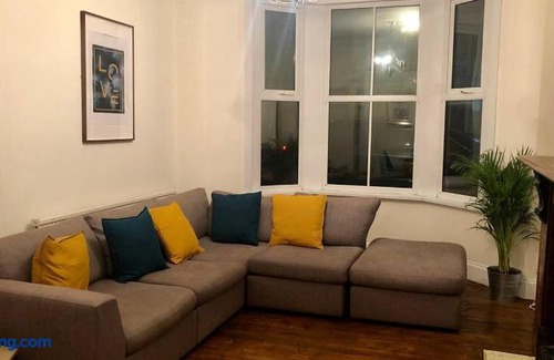 Grangetown House | Large CityCentre Townhouse & Pool Table with Offroad Parking