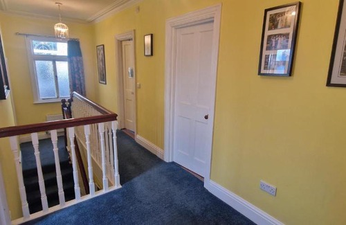 Terenure House | Large & Colourful Family 4BD with Kids Playground