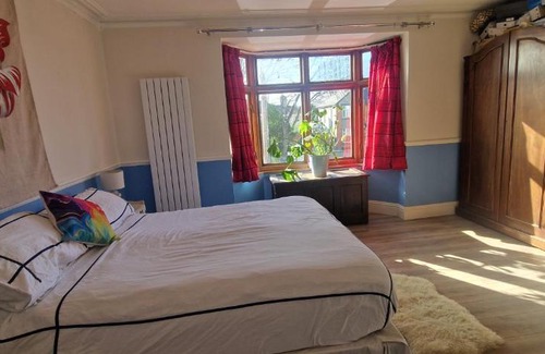 Terenure House | Large & Colourful Family 4BD with Kids Playground