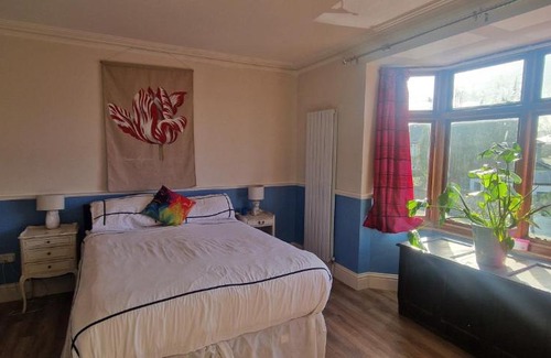 Terenure House | Large & Colourful Family 4BD with Kids Playground