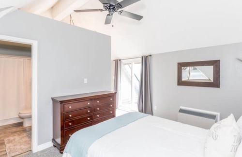 Craigleith Condo | Large Condo with Pool and Mountain Views