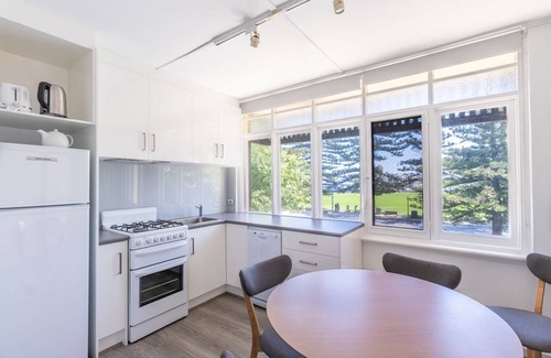 Glenelg Apartment | Large & Cosy | Park Views | Close to everything!