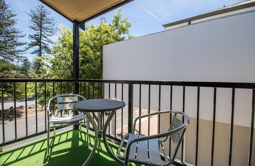 Glenelg Apartment | Large & Cosy | Park Views | Close to everything!