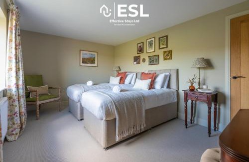 Shelve House | Large Country Farmhouse, Shropshire Hills View, with Hot Tub