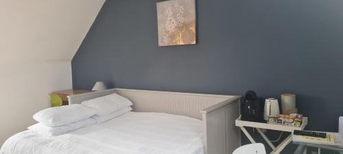 Bishops Frome House | Large Double Room with Ensuite and double shower - Homestay