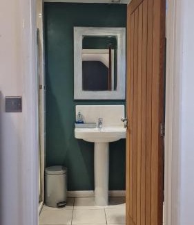 Bishops Frome House | Large Double Room with Ensuite and double shower - Homestay