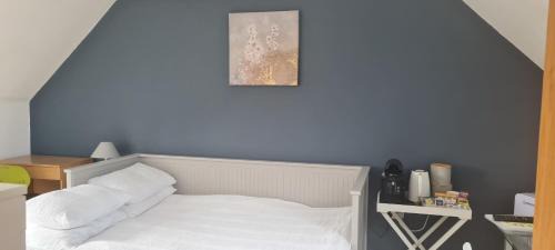 Bishops Frome House | Large Double Room with Ensuite and double shower - Homestay