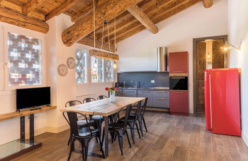 Desenzano del Garda Apartment | Large Family Apartment "Rovere" with Wi-Fi, Shared Garden & Pool