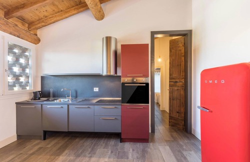 Desenzano del Garda Apartment | Large Family Apartment "Rovere" with Wi-Fi, Shared Garden & Pool