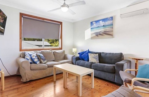 St. Georges Basin House | Large Family Home - Walk to Shops & Water's Edge