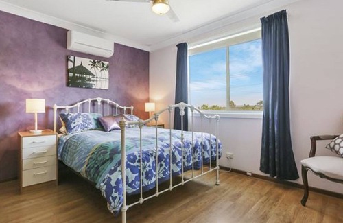 St. Georges Basin House | Large Family Home - Walk to Shops & Water's Edge