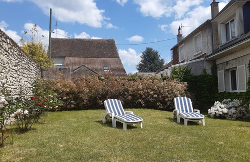 Blois House | Large family home in Blois with swimming pool (6 bedrooms, sleeps 11)